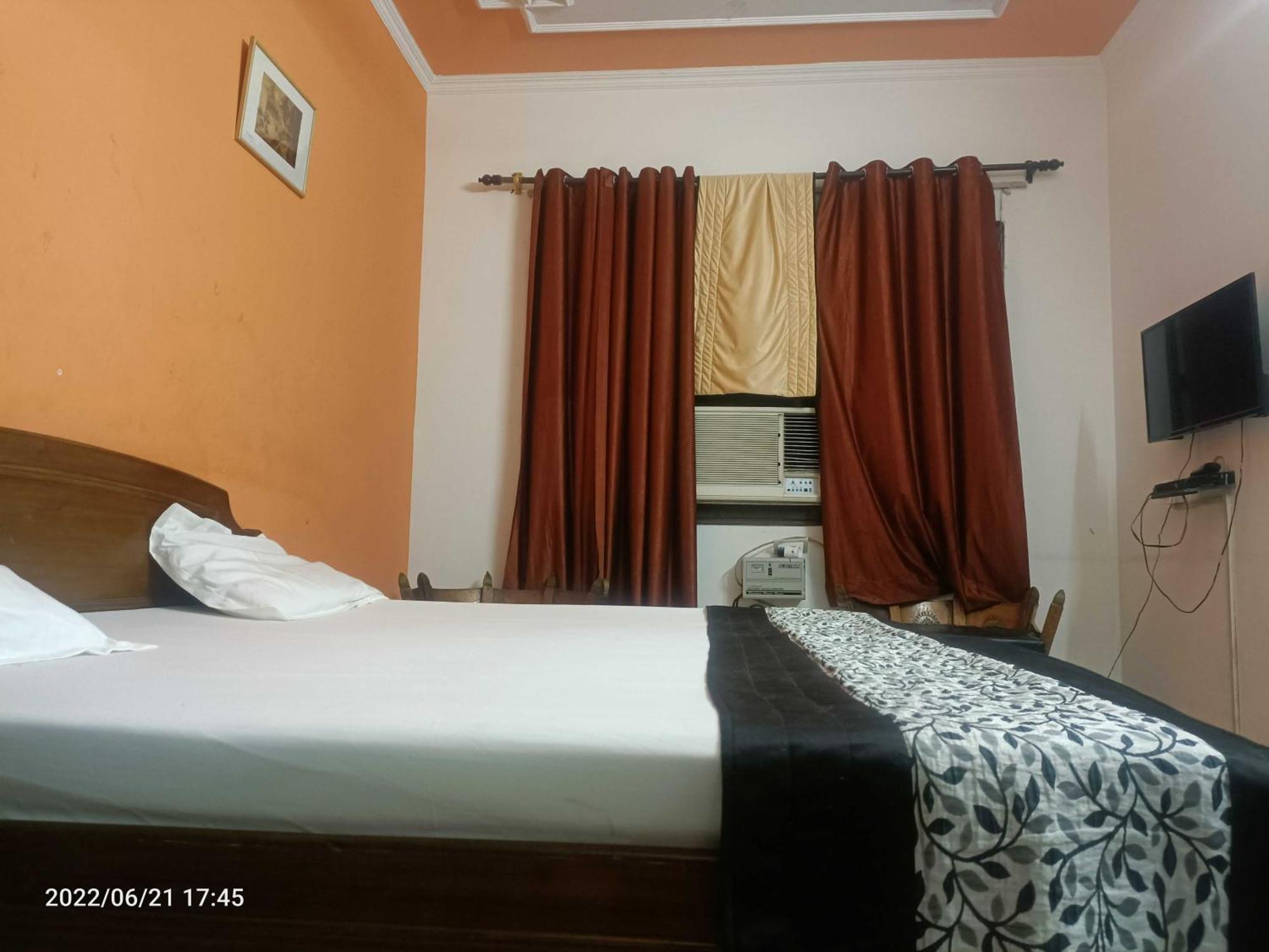 Oyo Metro View Residency Near Snow World Hotel Noida Exterior photo