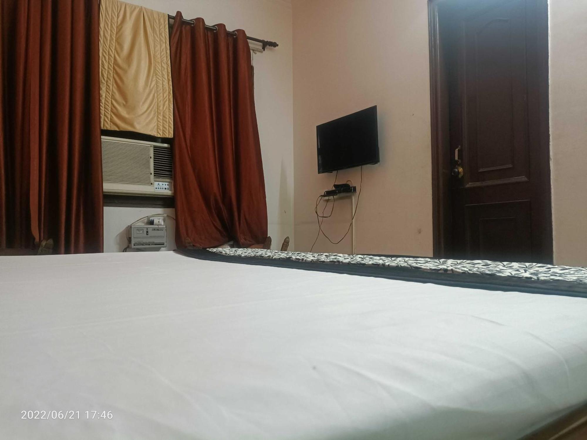 Oyo Metro View Residency Near Snow World Hotel Noida Exterior photo