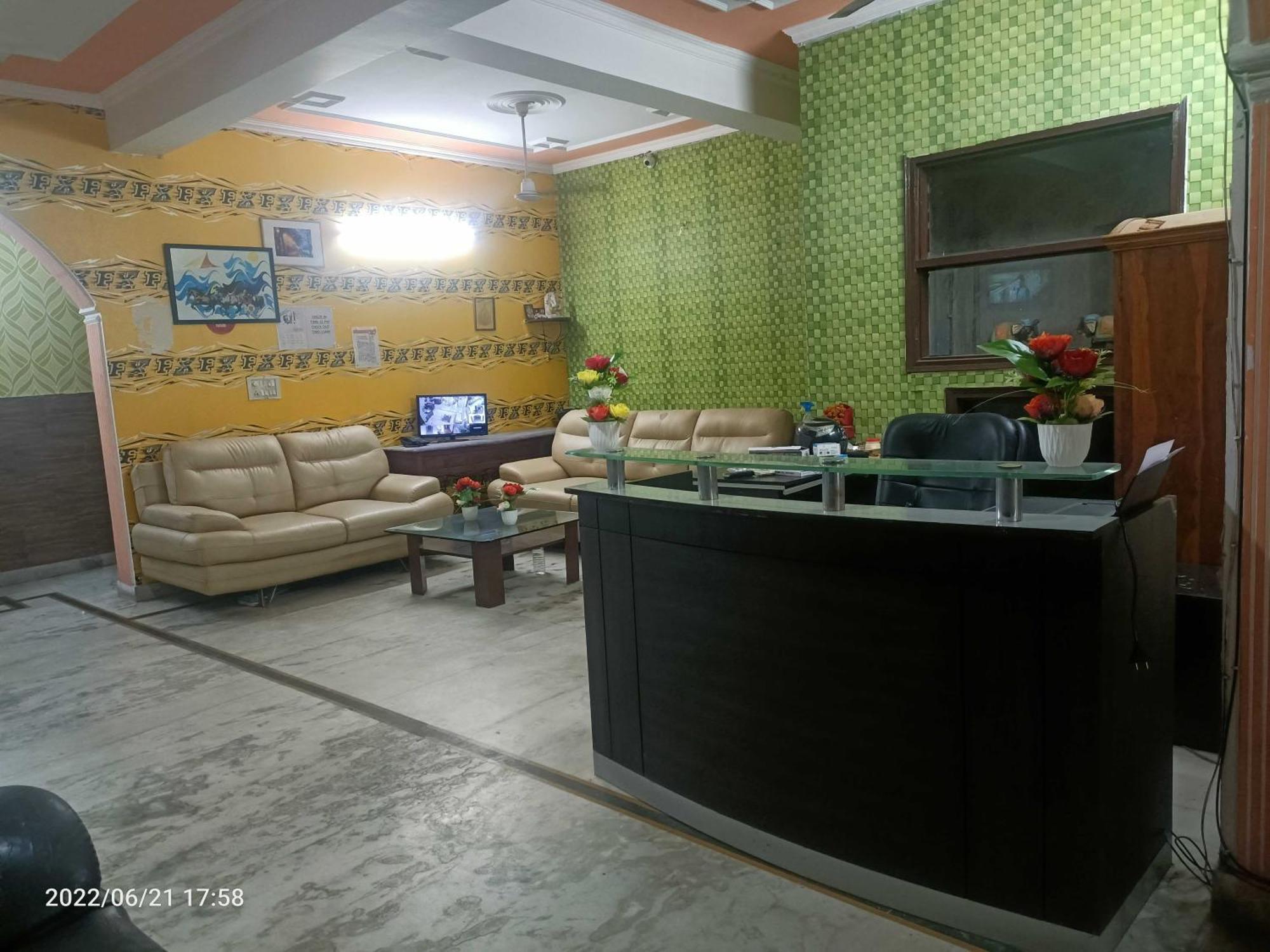 Oyo Metro View Residency Near Snow World Hotel Noida Exterior photo
